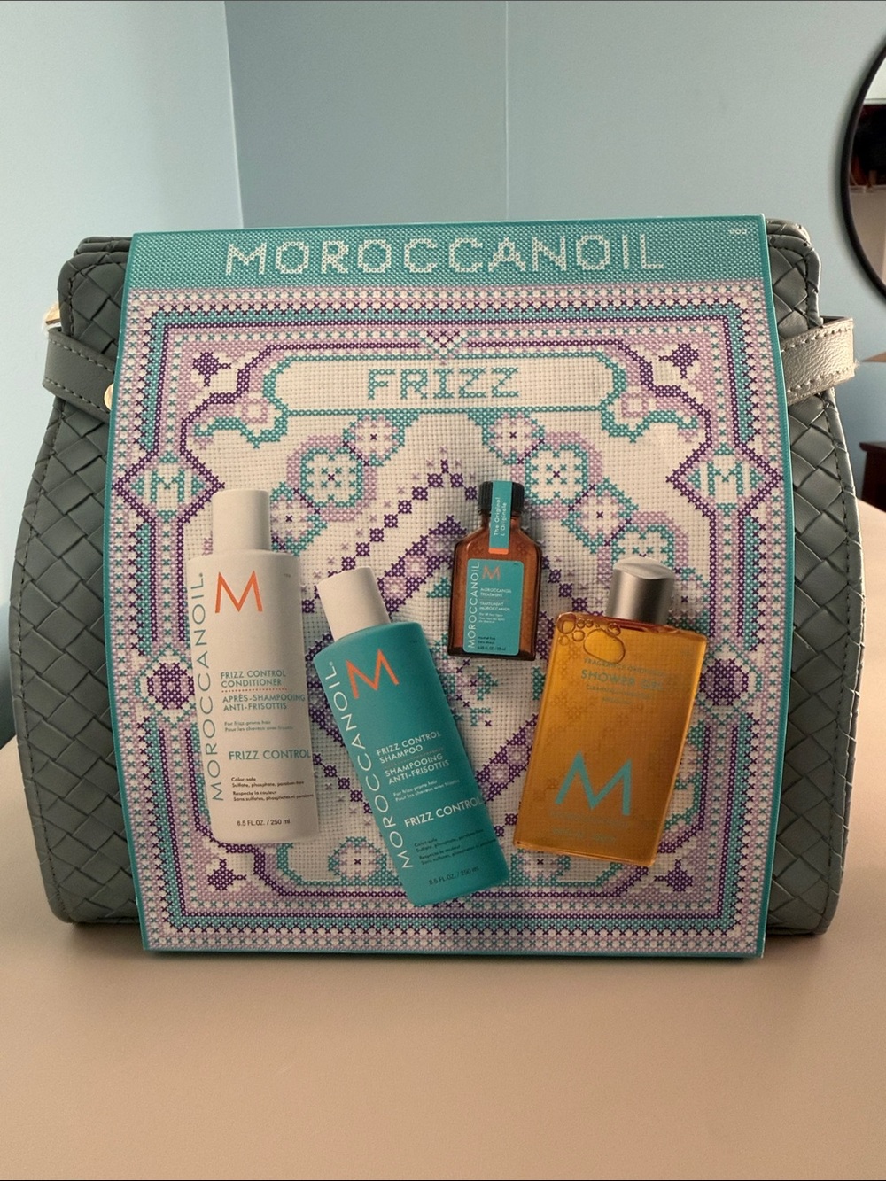 Moroccanoil hair Frizz Set + cosmetics bag
